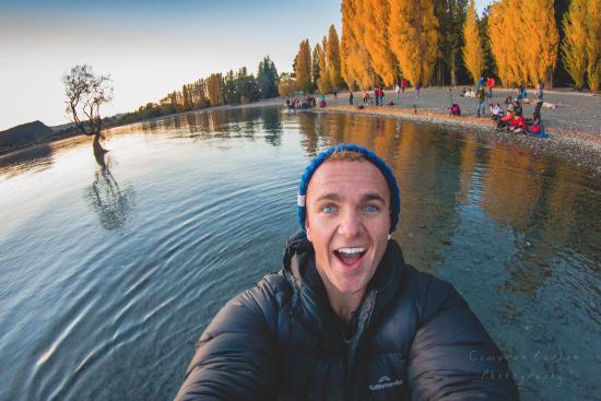 Lake Wanaka selfie featuring inour New Zealand selfie spots list.