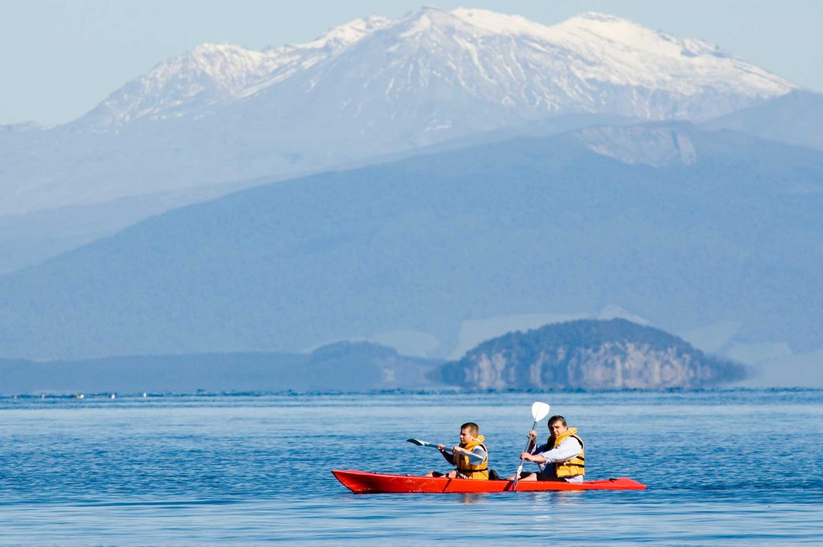 Lake Taupo - Backpacker Bus