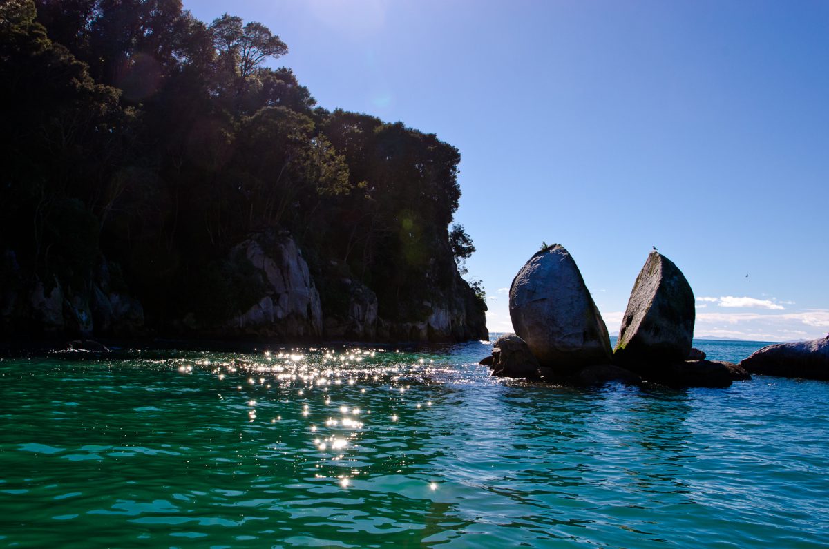 Backpacker Bus Nelson - Split Apple Rock